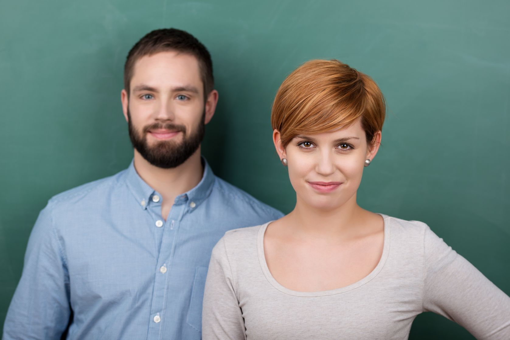 Foto: Ein junger Mann und eine junge Frau vor einer Tafel, Bildnachweis: racorn, https://de.123rf.com, 21109606