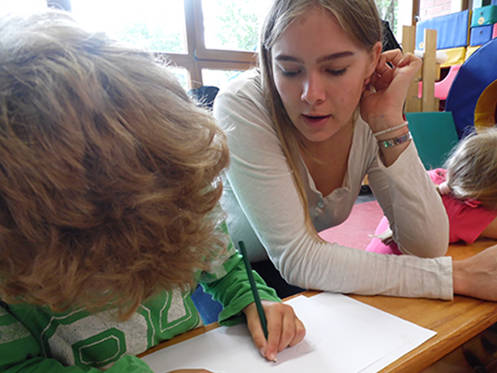 Foto: Ergotherapeutin und Kind in der Kita
